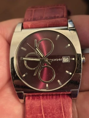 RELOJ DKNY NY3398 UNISEX 50m PLATA CUARZO ROJO  Foto 1 de 4