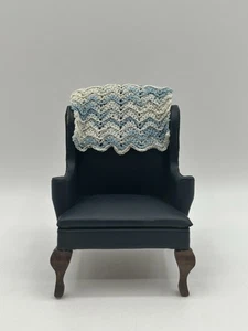 Silla Shackman para casa de muñecas muebles respaldo alado azul 4” de colección años 70 con tro de ganchillo - Imagen 1 de 18