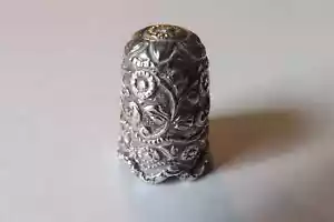 SOLID SILVER THIMBLE 1880 INDIAN RAJ SCALLOPED EDGE DESIGN 2.25CMS (4164) - Foto 1 di 7