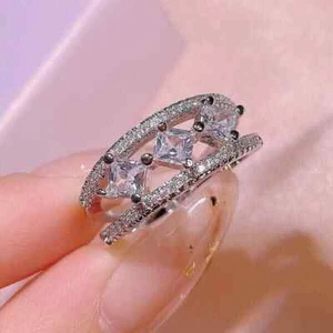 Anillo de compromiso de moissanita corte princesa de 3,60 quilates enchapado en oro blanco de 14 quilates - Imagen 1 de 4
