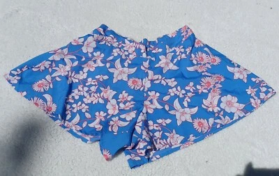 Shorts Charlotte Russe macio fluido azul branco floral tamanho M elástico cintura verão  - Imagem 1 de 4