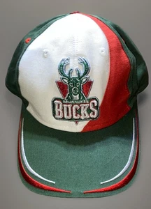 Cappello Milwaukee Bucks Team Logo Spell Out - Foto 1 di 15