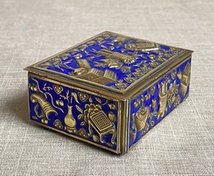 Antigua caja del tesoro de baratija de latón chino c1920 Repoussé esmalte azul tierra - Imagen 1 de 17