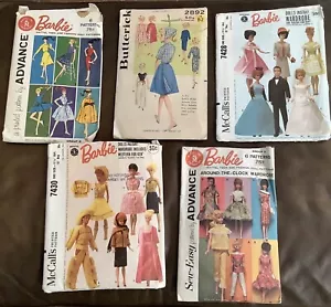 Konvolut 5 Vintage 60er 60er Barbie Kleiderschrank Muster Kleid Mantel Puppe (134ia) - Bild 1 von 9
