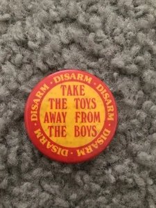 RARO DESARME Take The Toys Away From The Boys Anti Guerra Paz Causa Pinback Fox - Imagen 1 de 3