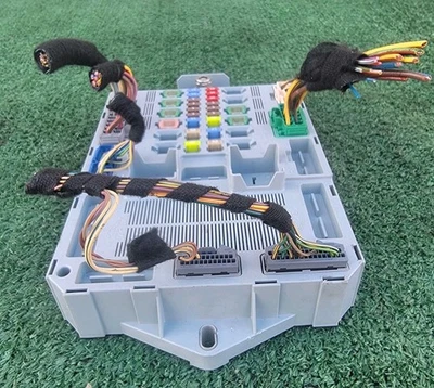 Jaguar X250 XF 2009 caja de fusibles trasera carrocería módulo de control BCM OEM 32 k Foto 1 de 4