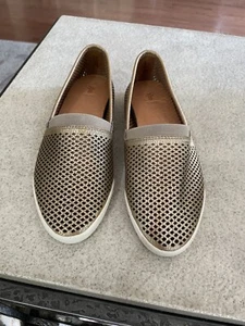 Nuovo FRYE Melanie slip on in pelle traforata oro taglia 6 - Foto 1 di 6