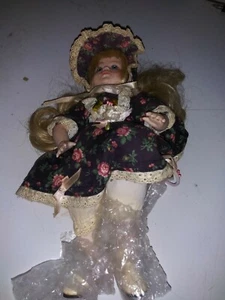 Vintage Porzellan Puppe C/Bod Mädchen im Kleid mit Blumenkorb Top Zustand - Bild 1 von 8