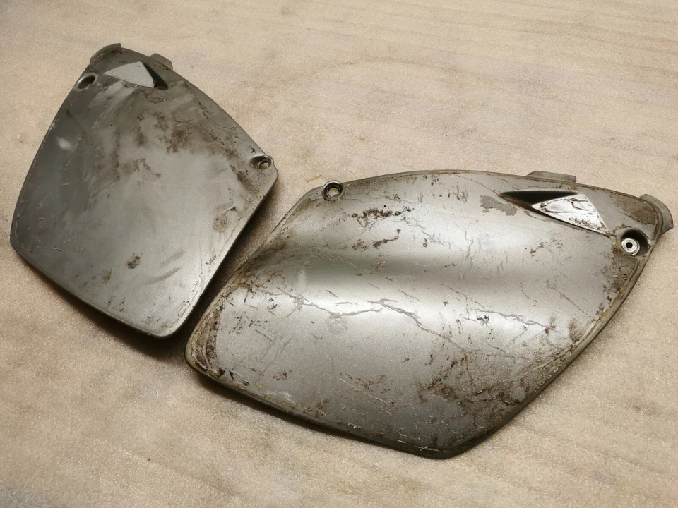 MESAS PORTA NÚMEROS DERECHA E IZQUIERDA PLATEADAS KTM LC-4 621 2000-2003 Foto 1 de 4