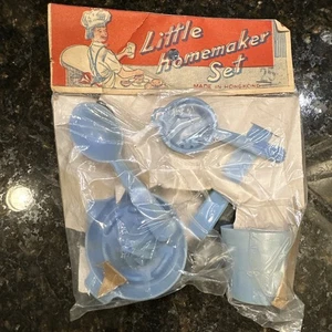 JUEGO "PEQUEÑA AMA DE CASA" VINTAGE AÑOS 50 - UTENSILIOS DE COCINA DE PLÁSTICO EN PAQUETE ORIGINAL - Imagen 1 de 5