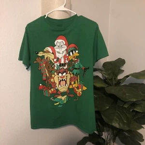 Looney Tunes Christmas Green Graphic T-Shirt Size Medium Taz Bugs Bunny Daffy - Picture 1 of 4