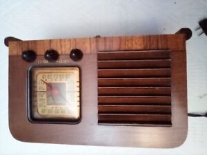 PHILCO TUBE RADIO 40-120 BROADCAST/POLICE Bands FROM 1940 CLEAN WORKING COND