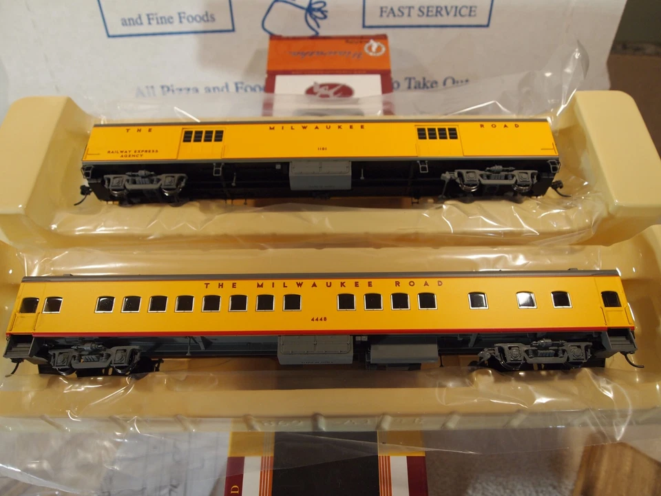 FOX VALLEY MODELS H.O.10104+10091 MILWAUKEE ROAD EXPRESS CAR +COACH 2-CAR LOT #5 - Image 1 of 2