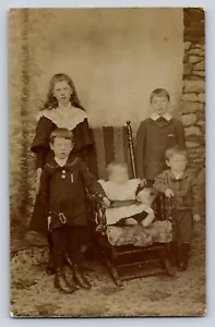 Cartolina RPPC famiglia bambini volto sfocato no sorrisi mezzo penny ritratto foto reale - Foto 1 di 2