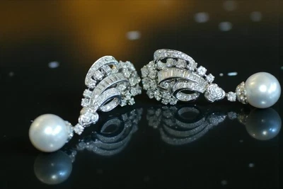 Pendientes colgantes de diamantes y perlas de 2 quilates de platino de oro blanco Art Deco diseño vintage Foto 1 de 4