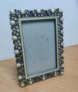 Marco de fotos 4 X 6 esmalte y metal crema perlas ovaladas y diamantes de imitación  - Imagen 1 de 9