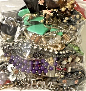 Gioielli sfusi collane bracciali orecchini tutti indossabili o artigianali da raccolta 9,3 libbre - Foto 1 di 24