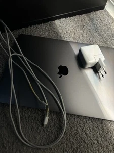 MacBook Air 13 Zoll QWERTZ super Zustand, Spacegrau, 128GB, 8GB RAM (ende 2018) - Bild 1 von 10