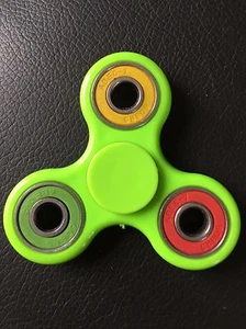 Multi anillo verde triple dedo mano spinner inquieto juguete giratorio rodamiento de acero - Imagen 1 de 1