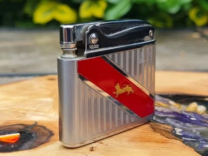 Ronson ADONIS Red Stripe & Lion Vintage Benzinfeuerzeug Top Sehr guter Zustand funktioniert - Bild 1 von 3