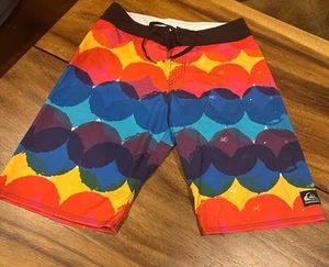 VINTAGE QUIKSILVER MENS 32 MULTI COLOR ALL OVER PRINT GRAPHIC BOARDSHORTS SURF - Picture 1 of 9