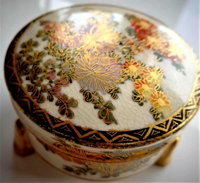 ANTIGUA CAJA TRÍPODE CUBIERTA SATSUMA DORADA IMPERIAL FIRMADA KINKOZAN? PINTADO A MANO Foto 1 de 4