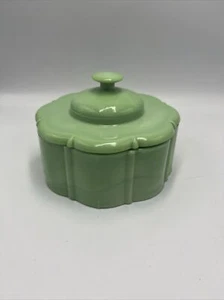 VINTAGE SCALLOPED JADEITE CANDY POWDER BOX DISH & LID - Picture 1 of 11