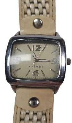Reloj Nine West Mujer 9" Cuadrado Tono Plateado Beige Cara y Banda Batería Nueva Foto 1 de 4