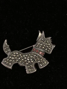 Vintage marked sterling dog brooch with garnet pieces rare to find - Picture 1 of 6