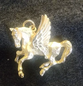 Nice Vintage Pegasus Necklace Pendant Gold Tone Horse Pendant Great Details - Picture 1 of 6