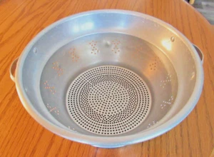 Colador colador de aluminio vintage con asas, símbolo con palabra PRODUCTOS? - Imagen 1 de 8