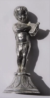 ANCIENNE SCULPTURE  PETIT ANGELOT JOUANT DE LA LYRE EN METAL ARGENTE PROPRE - Photo 1/2