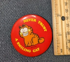 VERY RARE GARFIELD SMILING CAT ROUND BUTTON PIN COLLECTIBLE VINTAGE ANTIQUE - Picture 1 of 2