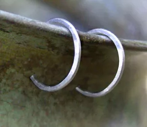 Piccoli orecchini a cerchio rovesciato in argento sterling, semplici, 1/2" (10 mm 12 mm) unisex - Foto 1 di 3