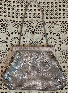 Bolso de Mano de Noche de Malla Tono Plateado Whiting & Davis De Colección Marco Estilo Tejido - Imagen 1 de 11