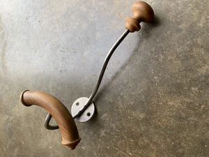 Ancienne patère murale en bois et métal - Photo 1/4