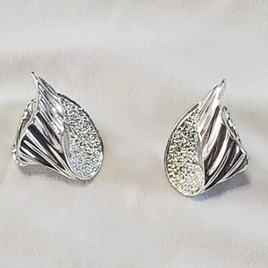 sarah coventry vintage clip on earrings Shinny Silver Tone - Picture 1 of 5