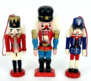 3 pequeños cascanueces de madera vintage 2-4" adornos navideños 1-4-5/8" de pie - Imagen 1 de 9