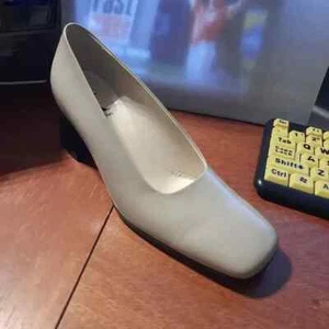 Calvin Klein WMN eleganter Pumps eckige Zehenpartie PU creme Gr.7,5 Made in Italy einmal getragen - Bild 1 von 6