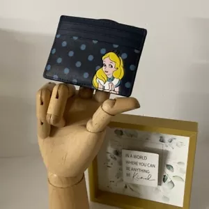 ๐ผ๐ฆ Kate Spade ๐ผ๐ฆ Porta carte di credito Disney Alice Navy in pelle ๐ผ D7 *3 - Foto 1 di 7