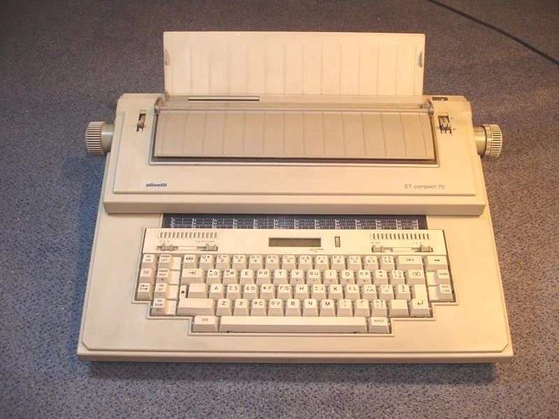 MÁQUINA DE ESCREVER ELETRÔNICA VINTAGE OLIVETTI ET70 EXCELENTE TRABALHO COND 220V SOMENTE GREGO - Imagem 1 de 4