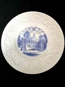 Schöne blaue Platte Wedgwood Randolph Macon Damen College 'The Gate' 10-1/2" - Bild 1 von 4