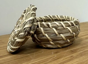 Vintage kleiner handgefertigter Schmuckkorb aus geflochtenem Seegras mit Deckel - Bild 1 von 5