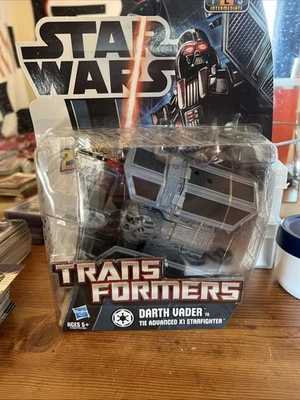 Boneco Star Wars Transformers Crossovers Darth Vader X1 Starfighter caixa danificada - Imagem 1 de 2