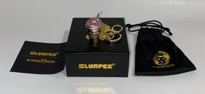 Portachiavi con ciondolo slurpee King Ice 7-Eleven oro/rosa - Foto 1 di 8