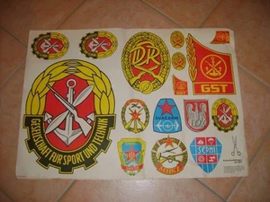 DDR manifesto di propaganda/emblemi arco di taglio dell'educazione militare GST (RARO) - Foto 1 di 1