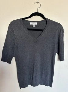 Suéter Isaac Mizrahi gris manga corta cuello en V en mediano - Imagen 1 de 10