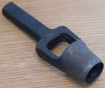 ancien OUTILS emporte piece LAME à frapper 38mm DECOUPE de CUIR cordonnier BOIS - Photo 1/4