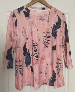 Camisa Top Mujer Pequeña Manga 3/4 Largo Plumas Sobre Fondo Rosa - Imagen 1 de 6