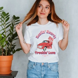 Camisa de día de San Valentín Haulin' Hearts camión y regalo divertido para él o ella - Imagen 1 de 43